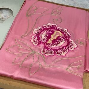 1940/50’s satin tablecloth with 6 napkins.